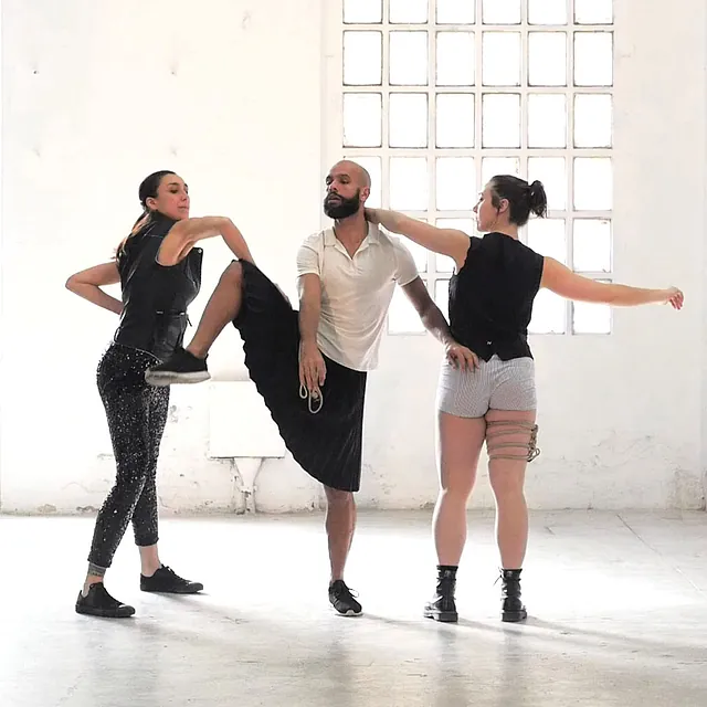 La Esférica. Escuela de danza y baile contemporáneo triomanipula